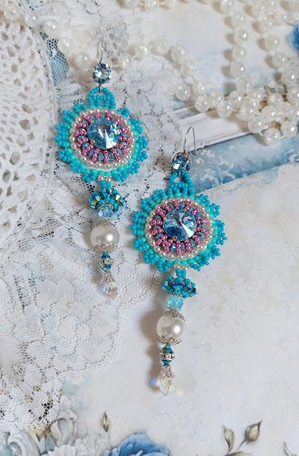 BO Beauty Alicia Blue brodert med Swarovski-krystaller, runde perleperler og Miyuki frøperler