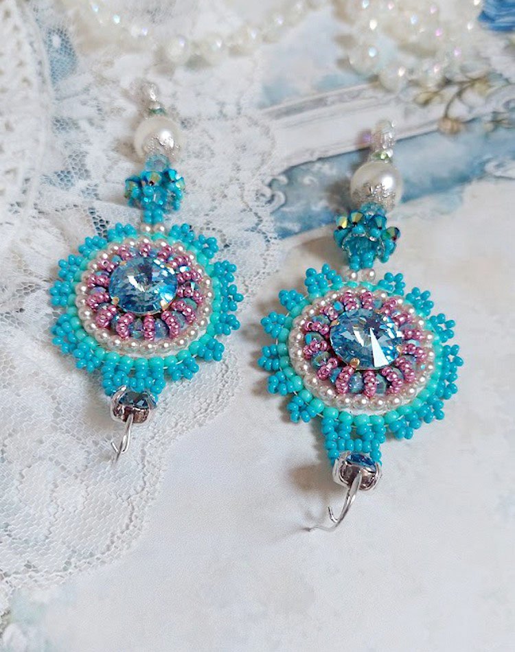 BO Beauty Alicia Blue brodert med Swarovski-krystaller, runde perleperler og Miyuki frøperler