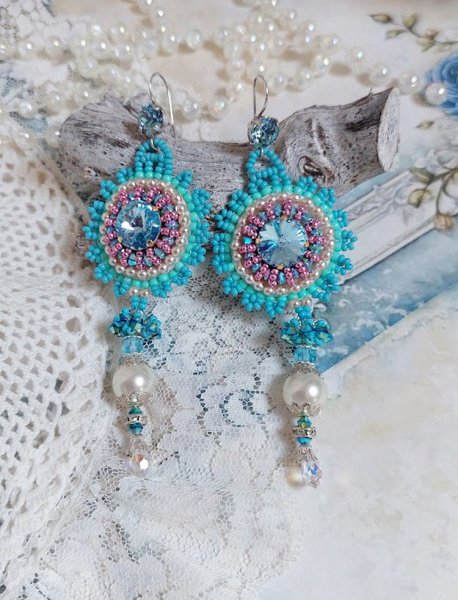 BO Beauty Alicia Blue brodert med Swarovski-krystaller, runde perleperler og Miyuki fr&oslash;perler