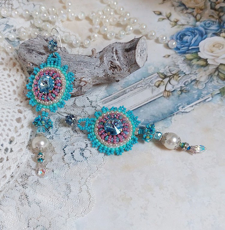 BO Beauty Alicia Blue brodert med Swarovski-krystaller, runde perleperler og Miyuki frøperler