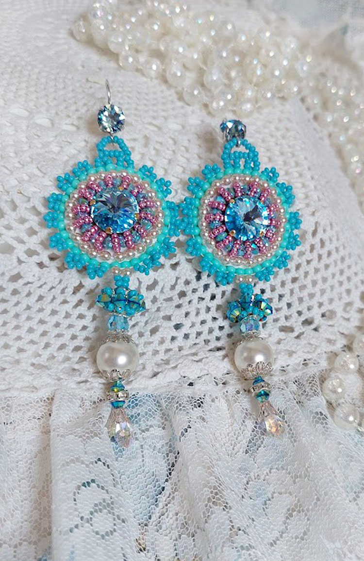 BO Beauty Alicia Blue brodert med Swarovski-krystaller, runde perleperler og Miyuki frøperler