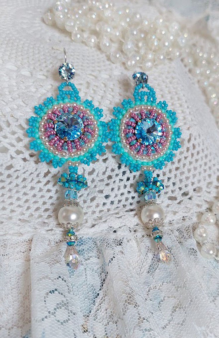 BO Beauty Alicia Blue brodert med Swarovski-krystaller, runde perleperler og Miyuki frøperler