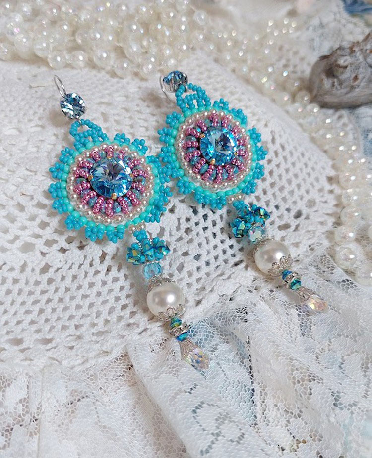 BO Beauty Alicia Blue brodert med Swarovski-krystaller, runde perleperler og Miyuki frøperler
