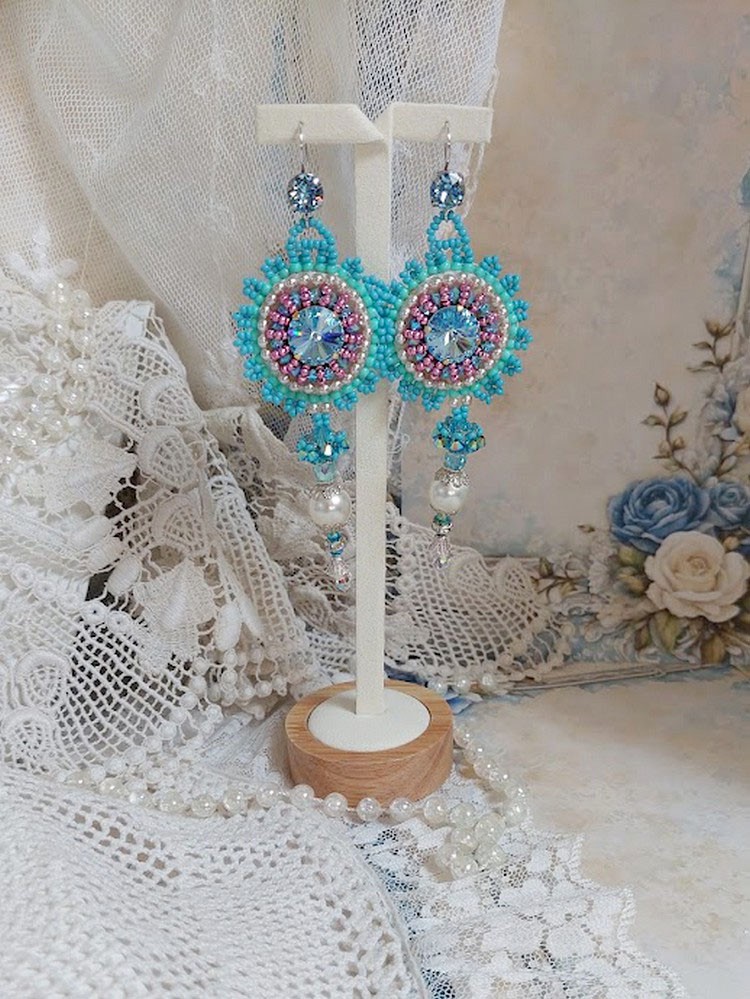 BO Beauty Alicia Blue brodert med Swarovski-krystaller, runde perleperler og Miyuki frøperler
