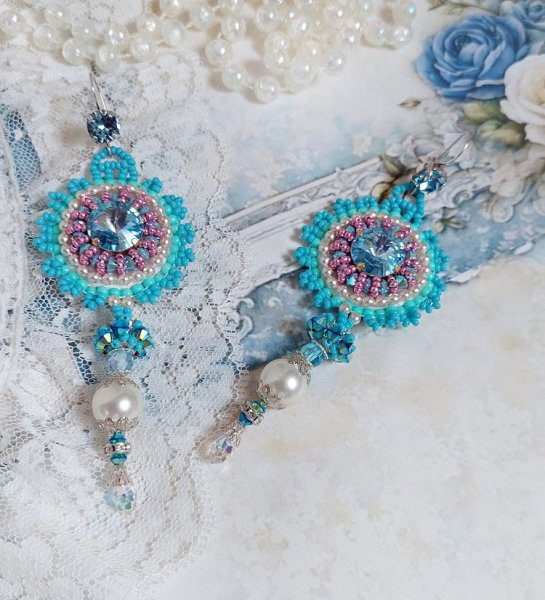 BO Beauty Alicia Blue brodert med Swarovski-krystaller, runde perleperler og Miyuki fr&oslash;perler