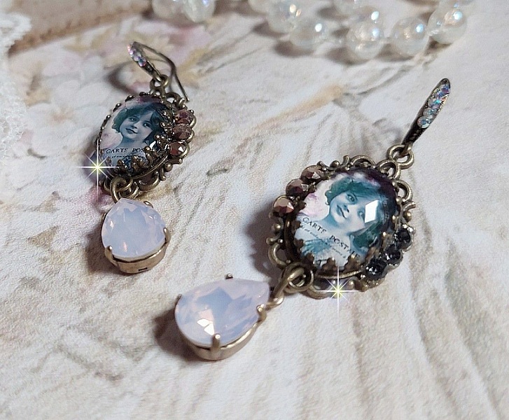 BO Beauty Vintage cr&eacute;&eacute;es avec des cabochons repr&eacute;sentant une jeune fille avec des cristaux de Swarovski et des accessoires de couleur Bronze