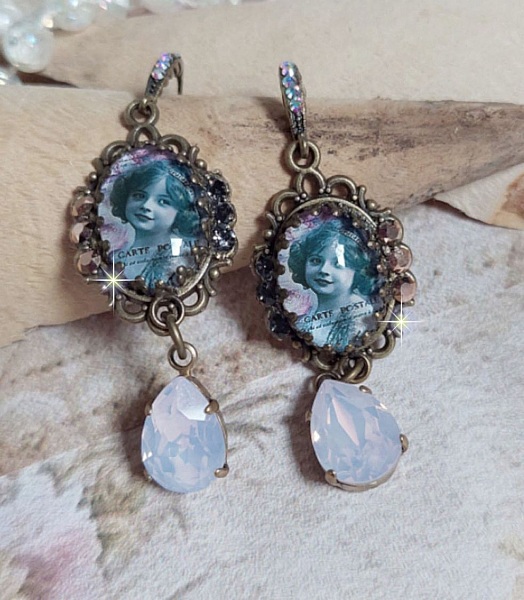 BO Beauty Vintage cr&eacute;&eacute;es avec des cabochons repr&eacute;sentant une jeune fille avec des cristaux de Swarovski et des accessoires de couleur Bronze