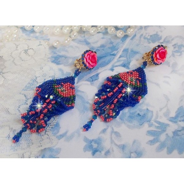 BO Bel'Nuit Bleue skapt med h&oslash;ykvalitets fr&oslash;perler, Swarovski-krystaller, harpiks cabochoner og en strass-kjede.