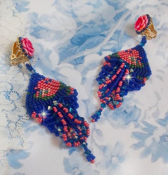 BO Bel'Nuit Bleue skapt med h&oslash;ykvalitets fr&oslash;perler, Swarovski-krystaller, harpiks cabochoner og en strass-kjede.