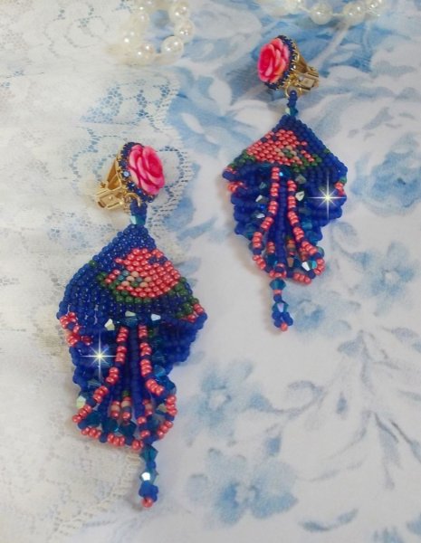 BO Bel'Nuit Bleue skapt med h&oslash;ykvalitets fr&oslash;perler, Swarovski-krystaller, harpiks cabochoner og en strass-kjede.