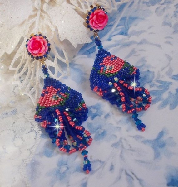 BO Bel'Nuit Bleue skapt med h&oslash;ykvalitets fr&oslash;perler, Swarovski-krystaller, harpiks cabochoner og en strass-kjede.