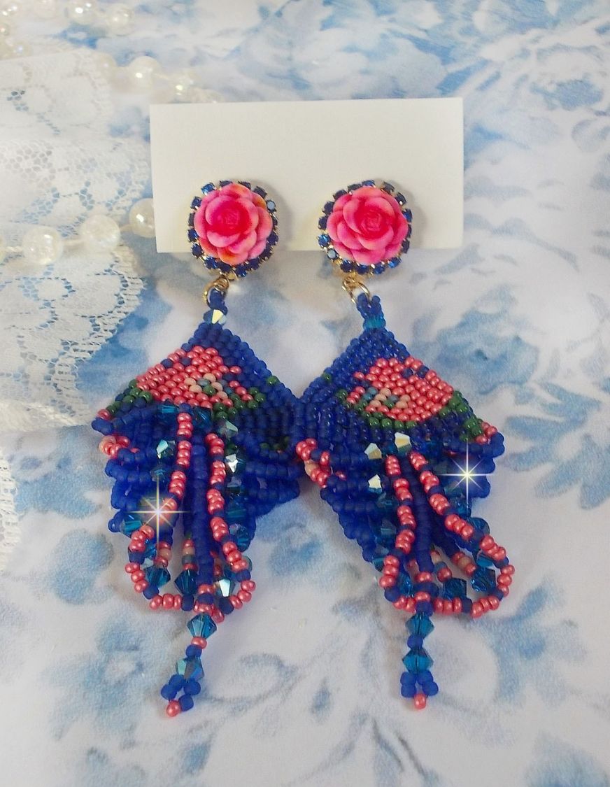 BO Bel'Nuit Bleue skapt med høykvalitets frøperler, Swarovski-krystaller, harpiks cabochoner og en strass-kjede.
