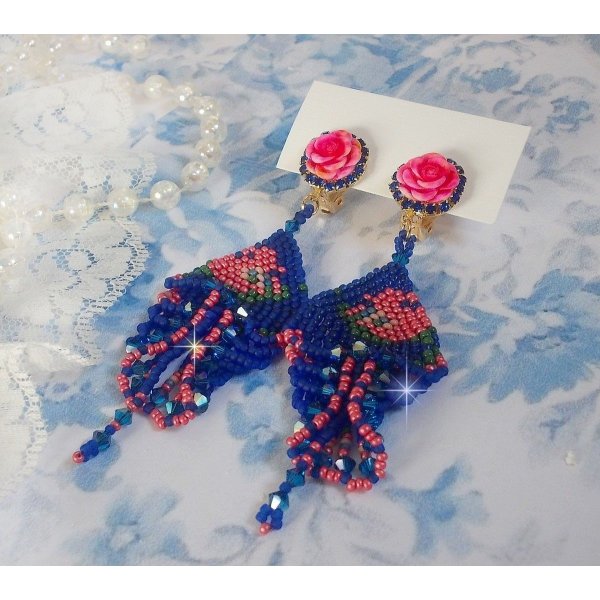 BO Bel'Nuit Bleue skapt med h&oslash;ykvalitets fr&oslash;perler, Swarovski-krystaller, harpiks cabochoner og en strass-kjede.