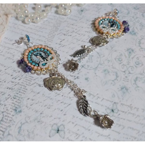 BO Belle de Cadix avec cabochons ronds en verre, fleurs clochettes en verre, cristaux, n&oelig;uds en R&eacute;sine, cha&icirc;nes perl&eacute;es, breloques et clous d&rsquo;oreilles en Argent 925/1000