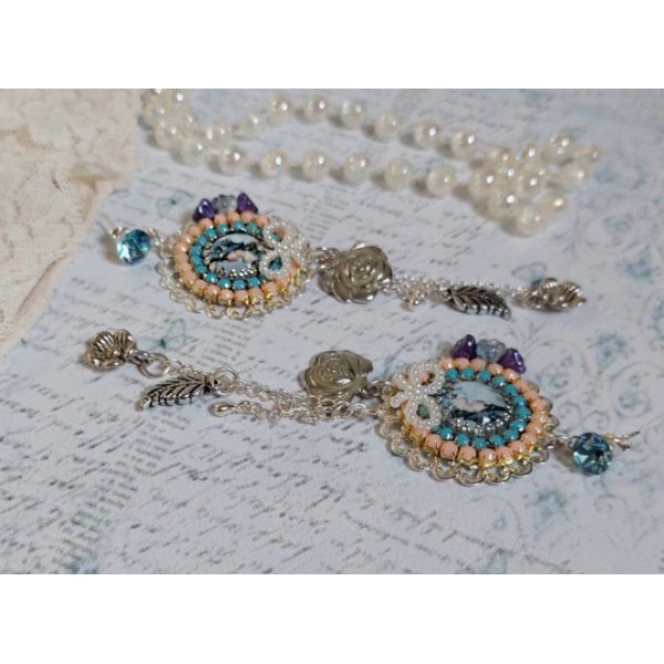 BO Belle de Cadix avec cabochons ronds en verre, fleurs clochettes en verre, cristaux, n&oelig;uds en R&eacute;sine, cha&icirc;nes perl&eacute;es, breloques et clous d&rsquo;oreilles en Argent 925/1000