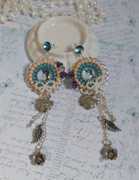 BO Belle de Cadix avec cabochons ronds en verre, fleurs clochettes en verre, cristaux, n&oelig;uds en R&eacute;sine, cha&icirc;nes perl&eacute;es, breloques et clous d&rsquo;oreilles en Argent 925/1000