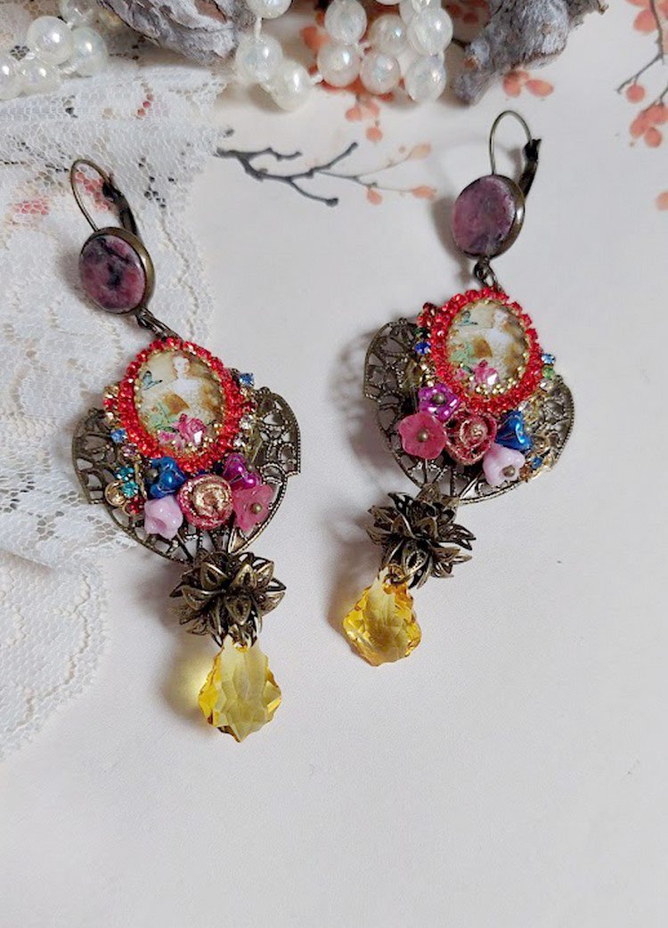 BO Belle classe montées avec estampes métal, cabochons verres, fleurs porcelaines et perles Cristal Swarovski.