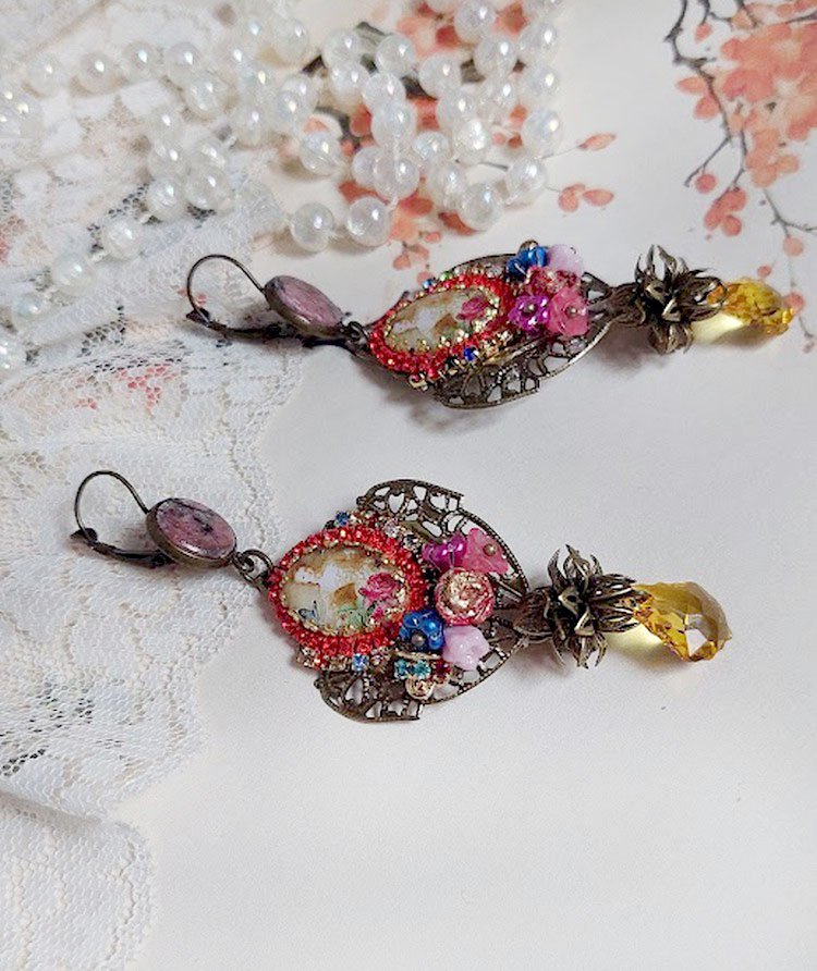 BO Belle classe montées avec estampes métal, cabochons verres, fleurs porcelaines et perles Cristal Swarovski.