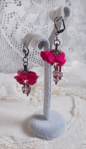 BO Belle H&eacute;l&egrave;ne skapt med en fuchsia stoffblomst, Antique Crystal Bronze-fasetter og rocailles