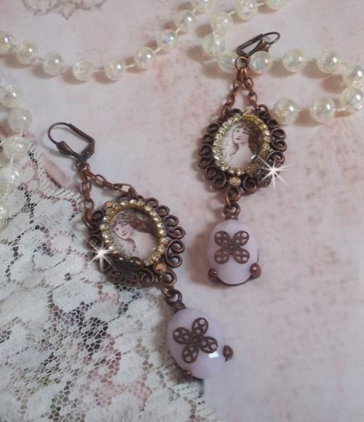 BO Blondy Roses laget med PureCrystal cabochons, forst&oslash;rrelsesglass cabochons, medaljonger og en strass-kjede.