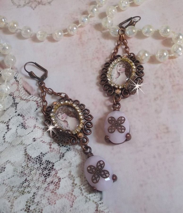 BO Blondy Roses laget med PureCrystal cabochons, forstørrelsesglass cabochons, medaljonger og en strass-kjede.