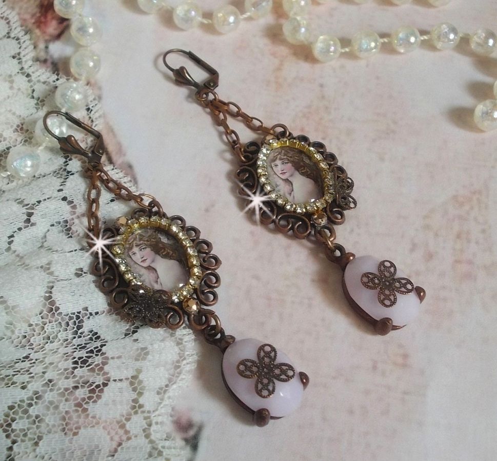 BO Blondy Roses laget med PureCrystal cabochons, forstørrelsesglass cabochons, medaljonger og en strass-kjede.