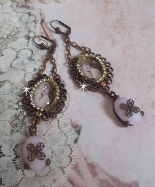 BO Blondy Roses laget med PureCrystal cabochons, forst&oslash;rrelsesglass cabochons, medaljonger og en strass-kjede.