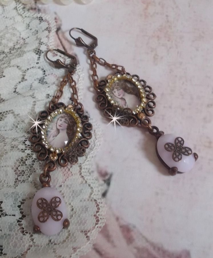 BO Blondy Roses laget med PureCrystal cabochons, forstørrelsesglass cabochons, medaljonger og en strass-kjede.