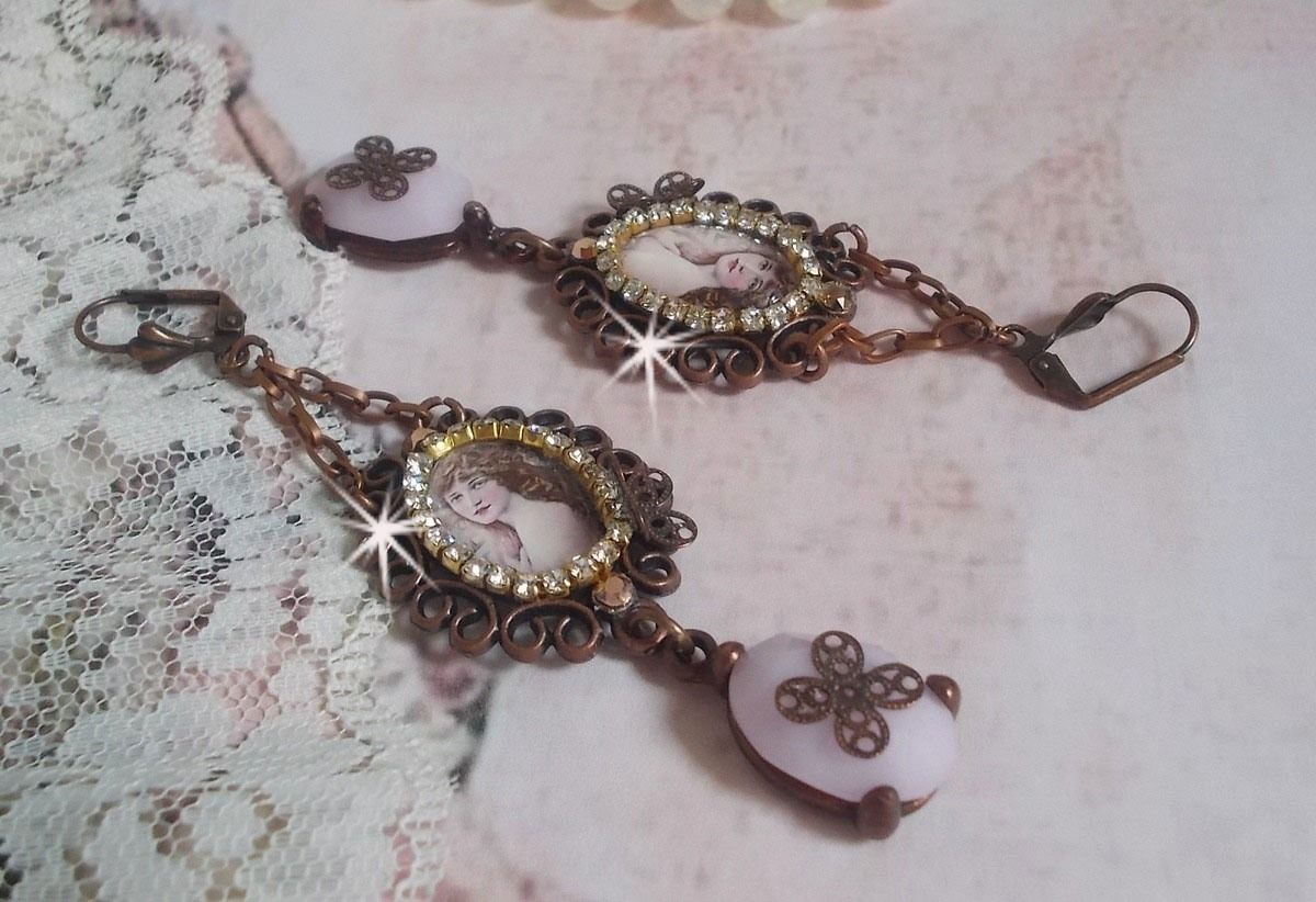 BO Blondy Roses laget med PureCrystal cabochons, forstørrelsesglass cabochons, medaljonger og en strass-kjede.