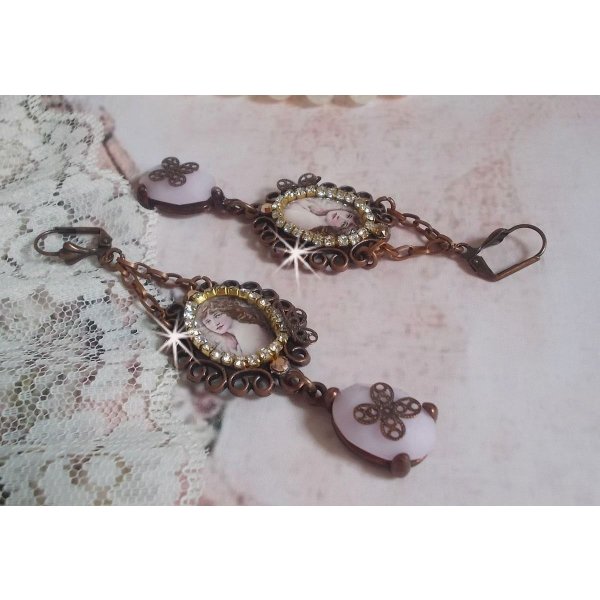 BO Blondy Roses laget med PureCrystal cabochons, forst&oslash;rrelsesglass cabochons, medaljonger og en strass-kjede.