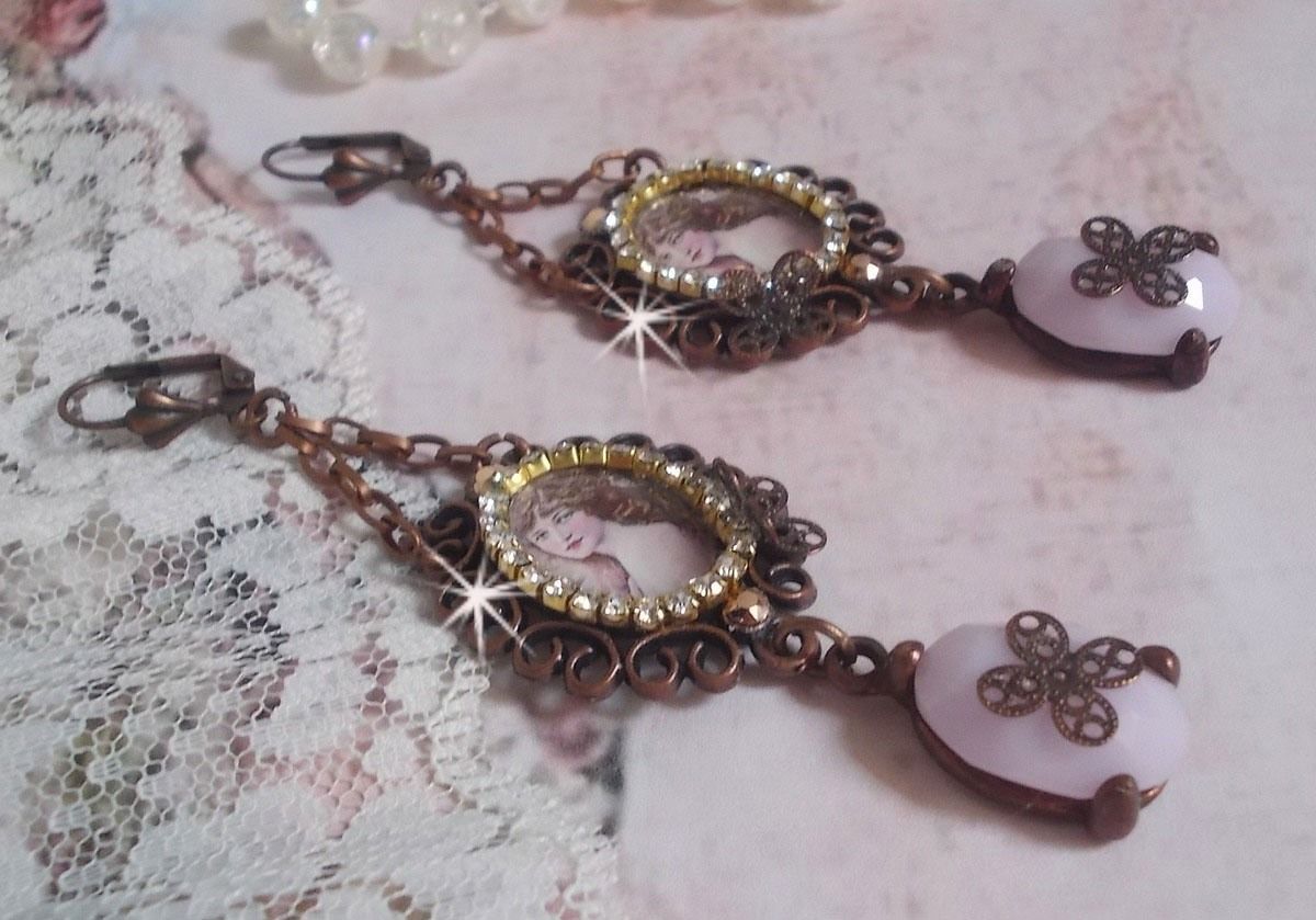 BO Blondy Roses laget med PureCrystal cabochons, forstørrelsesglass cabochons, medaljonger og en strass-kjede.
