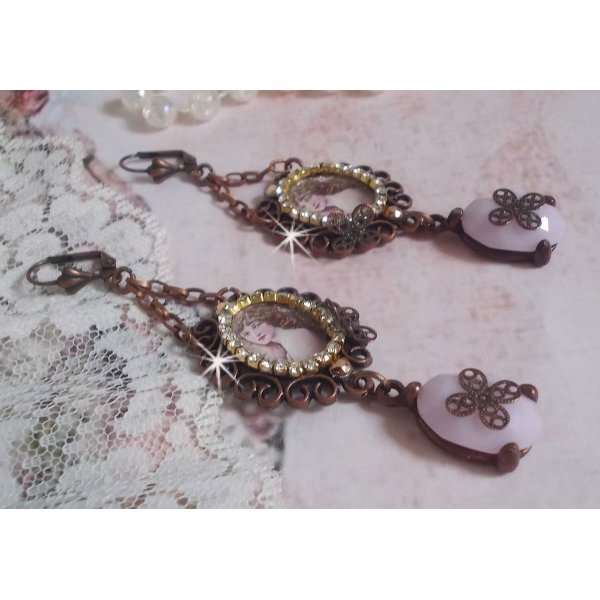 BO Blondy Roses laget med PureCrystal cabochons, forst&oslash;rrelsesglass cabochons, medaljonger og en strass-kjede.