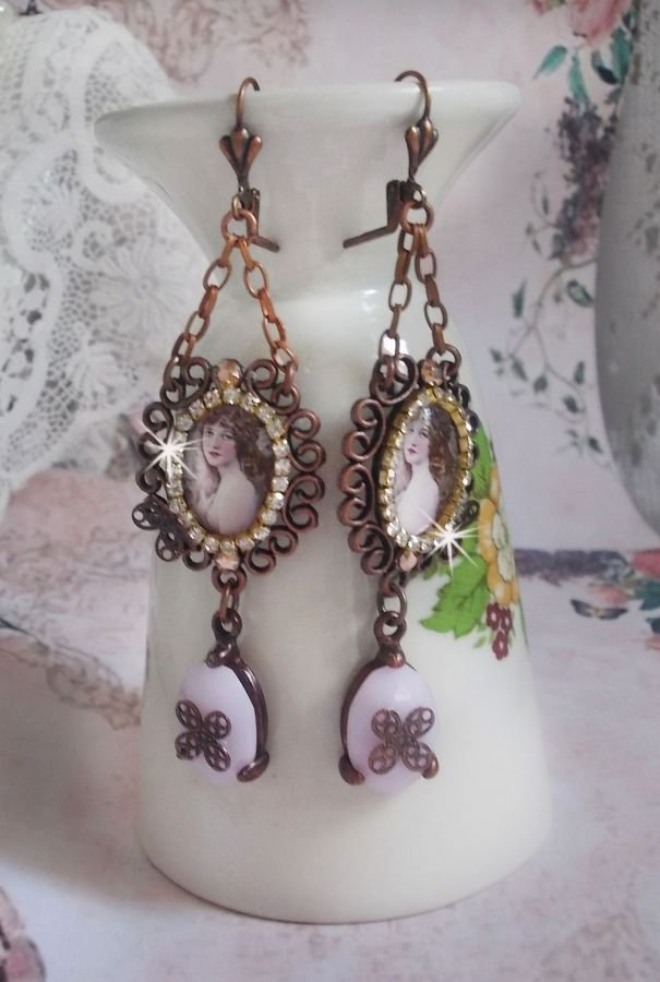 BO Blondy Roses laget med PureCrystal cabochons, forstørrelsesglass cabochons, medaljonger og en strass-kjede.