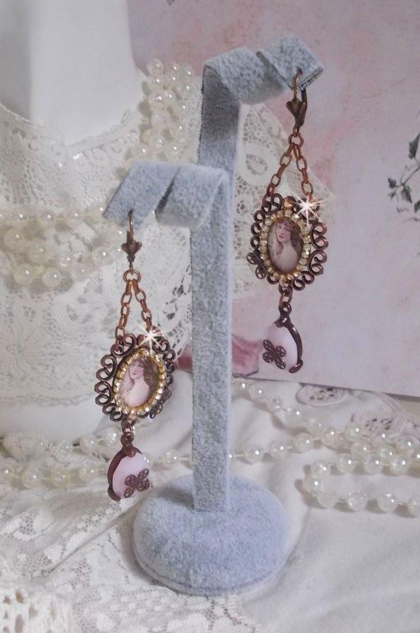 BO Blondy Roses laget med PureCrystal cabochons, forstørrelsesglass cabochons, medaljonger og en strass-kjede.