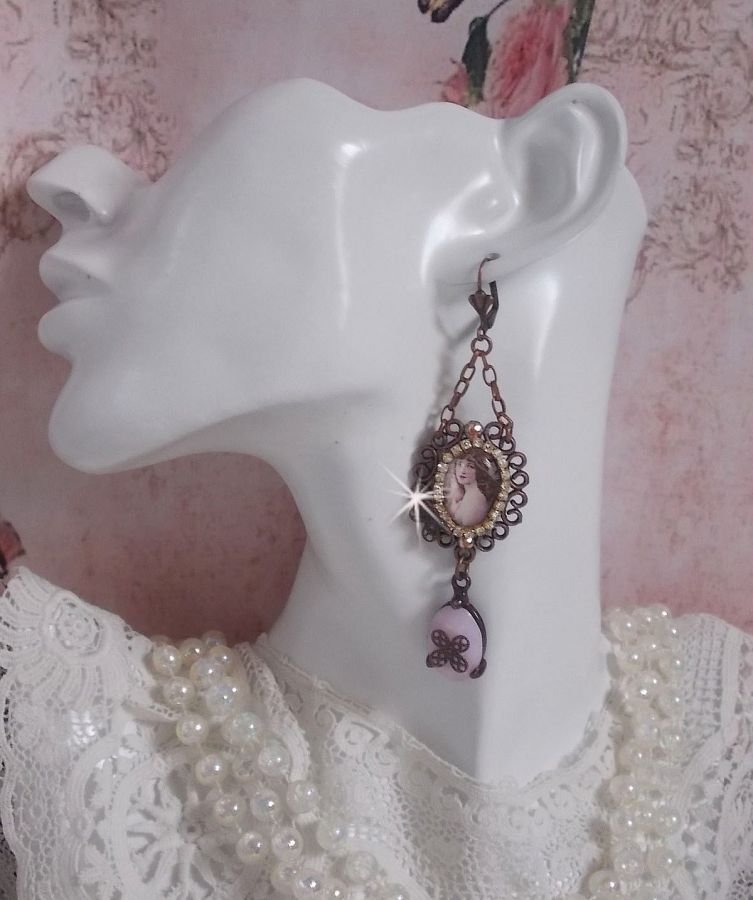 BO Blondy Roses laget med PureCrystal cabochons, forstørrelsesglass cabochons, medaljonger og en strass-kjede.