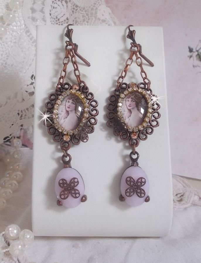 BO Blondy Roses laget med PureCrystal cabochons, forstørrelsesglass cabochons, medaljonger og en strass-kjede.