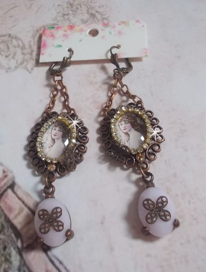 BO Blondy Roses laget med PureCrystal cabochons, forstørrelsesglass cabochons, medaljonger og en strass-kjede.