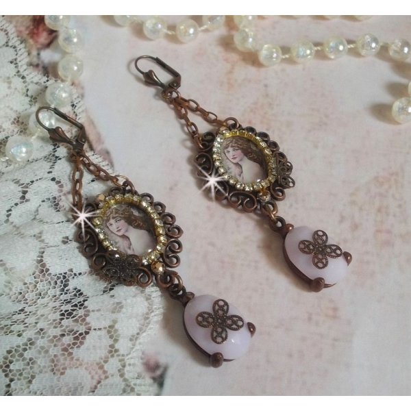 BO Blondy Roses laget med PureCrystal cabochons, forst&oslash;rrelsesglass cabochons, medaljonger og en strass-kjede.