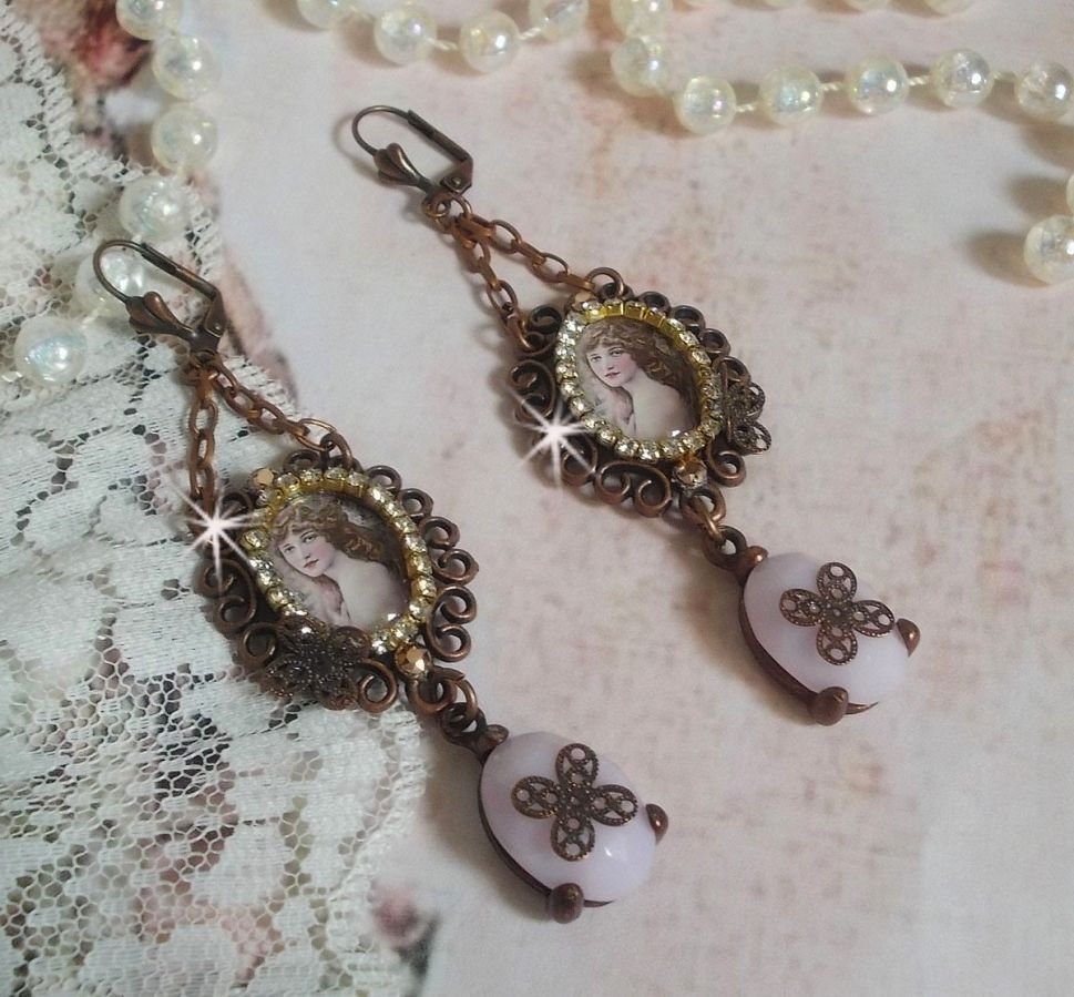 BO Blondy Roses laget med PureCrystal cabochons, forstørrelsesglass cabochons, medaljonger og en strass-kjede.