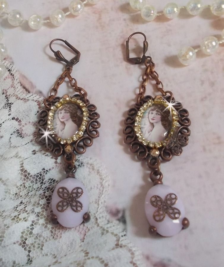 BO Blondy Roses laget med PureCrystal cabochons, forstørrelsesglass cabochons, medaljonger og en strass-kjede.