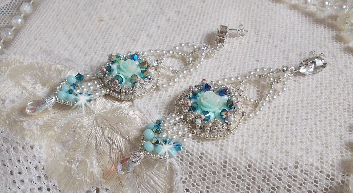 BO Blue Flowers Haute-Couture brodert med Swarovski-krystaller, Mint-fargede harpiks cabochoner, Miyuki seed perler og 925/1000 sølv nitter