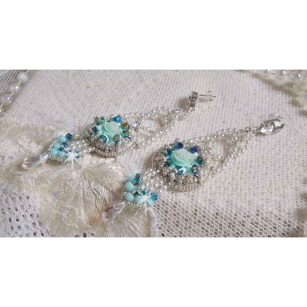 BO Blue Flowers Haute-Couture brodert med Swarovski-krystaller, Mint-fargede harpiks cabochoner, Miyuki seed perler og 925/1000 sølv nitter