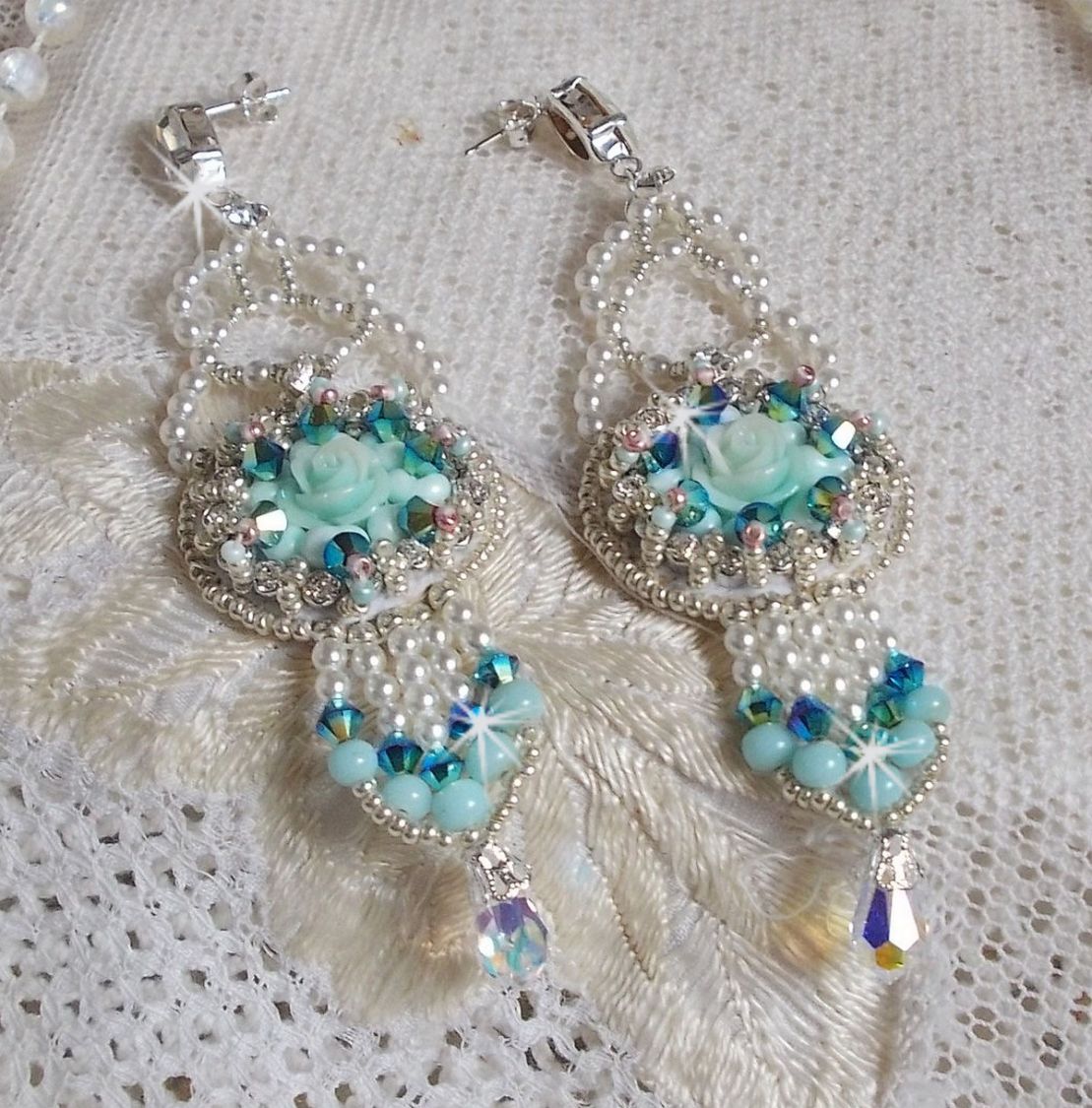 BO Blue Flowers Haute-Couture brodert med Swarovski-krystaller, Mint-fargede harpiks cabochoner, Miyuki seed perler og 925/1000 sølv nitter