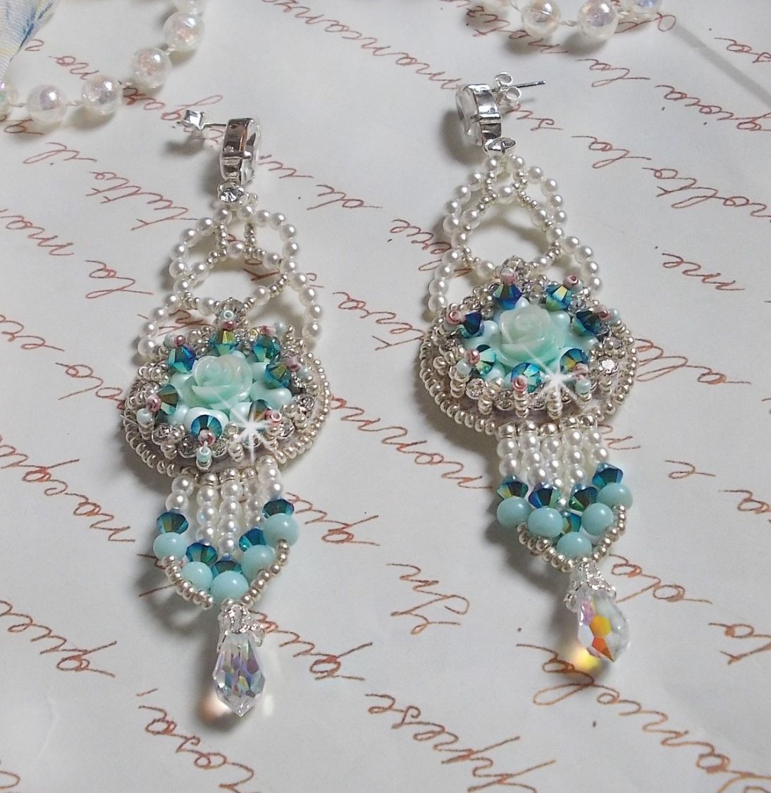 BO Blue Flowers Haute-Couture brodert med Swarovski-krystaller, Mint-fargede harpiks cabochoner, Miyuki seed perler og 925/1000 sølv nitter
