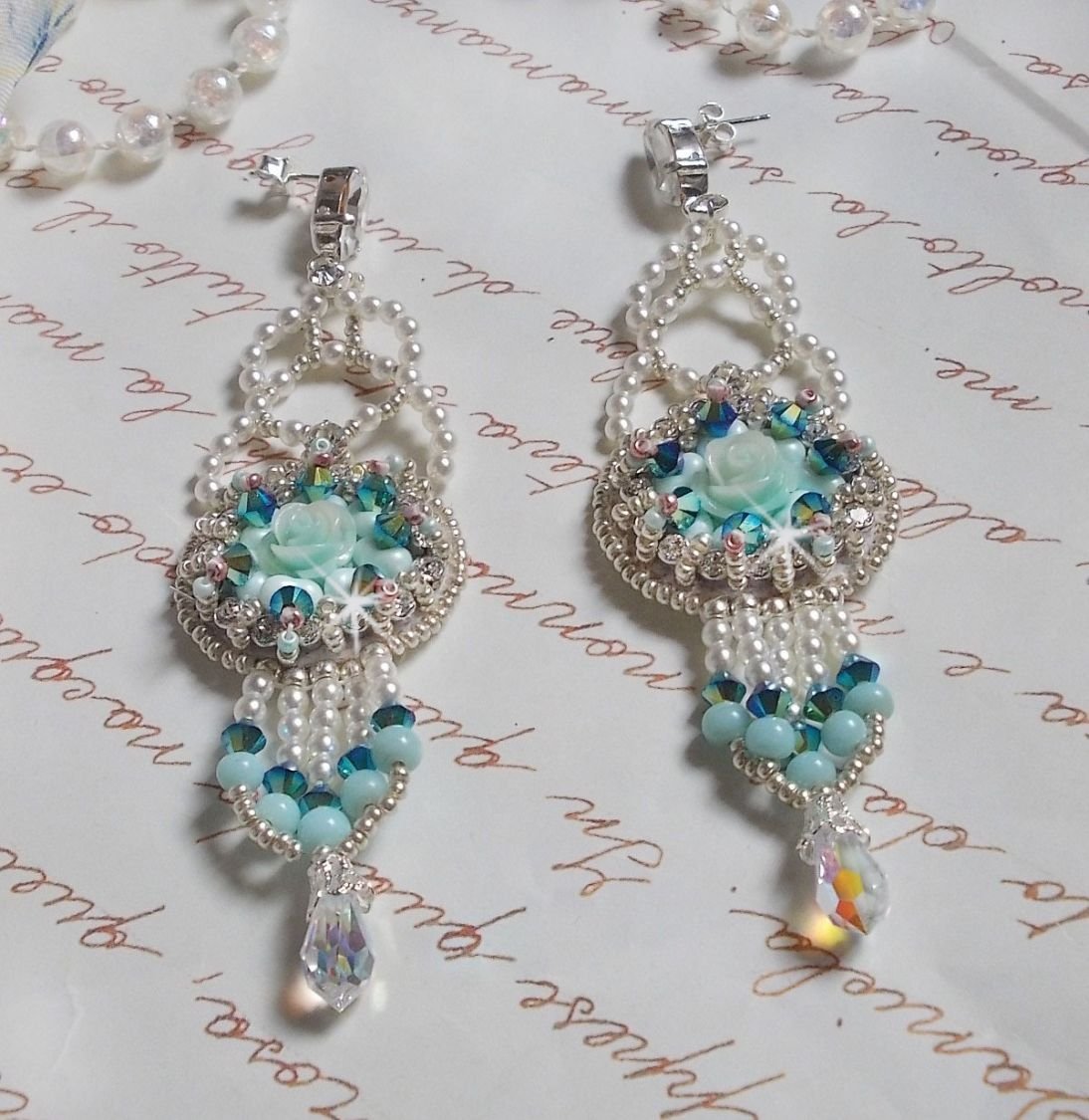 BO Blue Flowers Haute-Couture brodert med Swarovski-krystaller, Mint-fargede harpiks cabochoner, Miyuki seed perler og 925/1000 sølv nitter