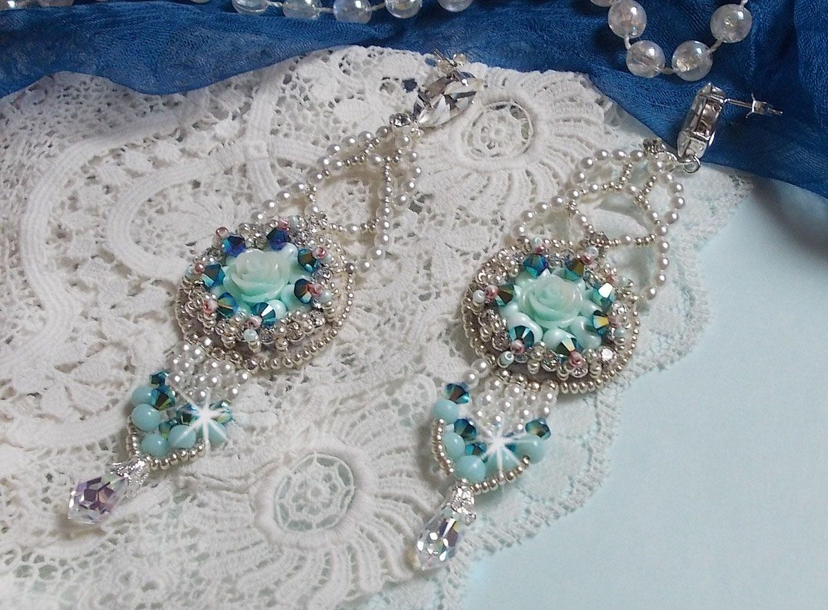 BO Blue Flowers Haute-Couture brodert med Swarovski-krystaller, Mint-fargede harpiks cabochoner, Miyuki seed perler og 925/1000 sølv nitter