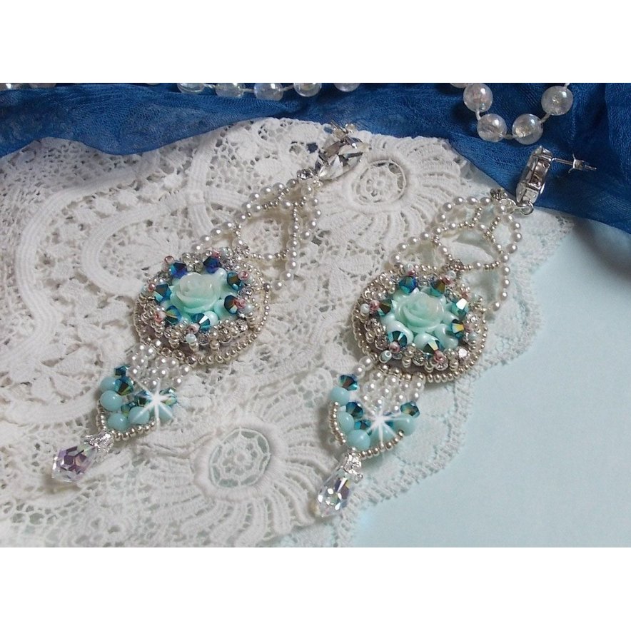 BO Blue Flowers Haute-Couture brodert med Swarovski-krystaller, Mint-fargede harpiks cabochoner, Miyuki seed perler og 925/1000 sølv nitter