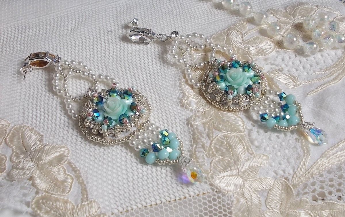 BO Blue Flowers Haute-Couture brodert med Swarovski-krystaller, Mint-fargede harpiks cabochoner, Miyuki seed perler og 925/1000 sølv nitter