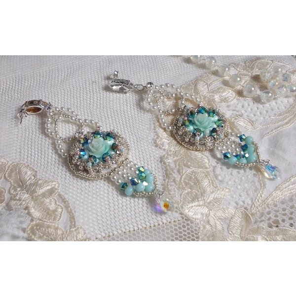 BO Blue Flowers Haute-Couture brodert med Swarovski-krystaller, Mint-fargede harpiks cabochoner, Miyuki seed perler og 925/1000 sølv nitter