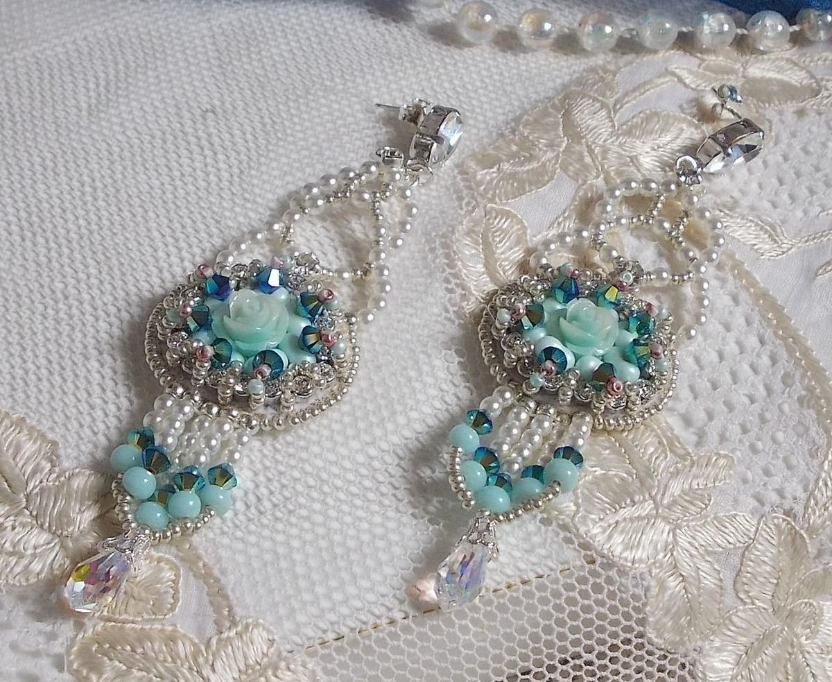 BO Blue Flowers Haute-Couture brodert med Swarovski-krystaller, Mint-fargede harpiks cabochoner, Miyuki seed perler og 925/1000 sølv nitter